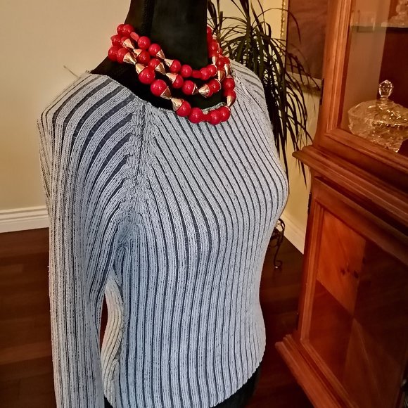 STYLISH Blue Sweater by the Fashion Brand SPOT - Picture 6 of 8